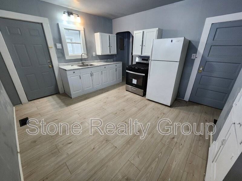 1027 7th Ave - Photo 3 of 8