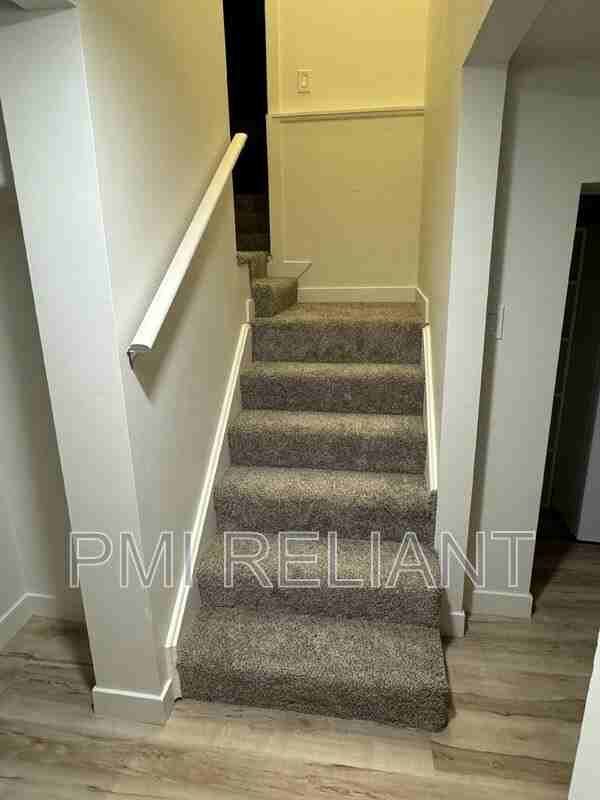 10257 Southeast #B - Photo 3 of 25