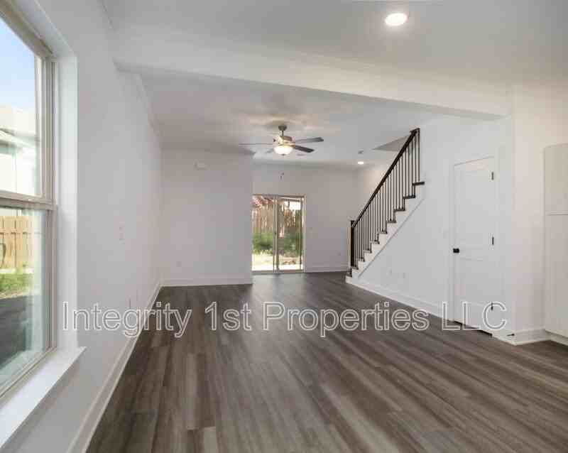 5902 Nw 88th St - Photo 3 of 12