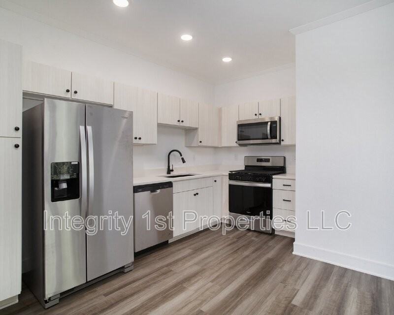 5902 Nw 88th St - Photo 6 of 12