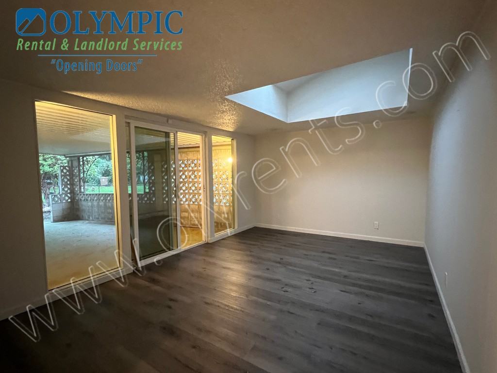 9426 Tacoma Avenue South - Photo 4 of 14