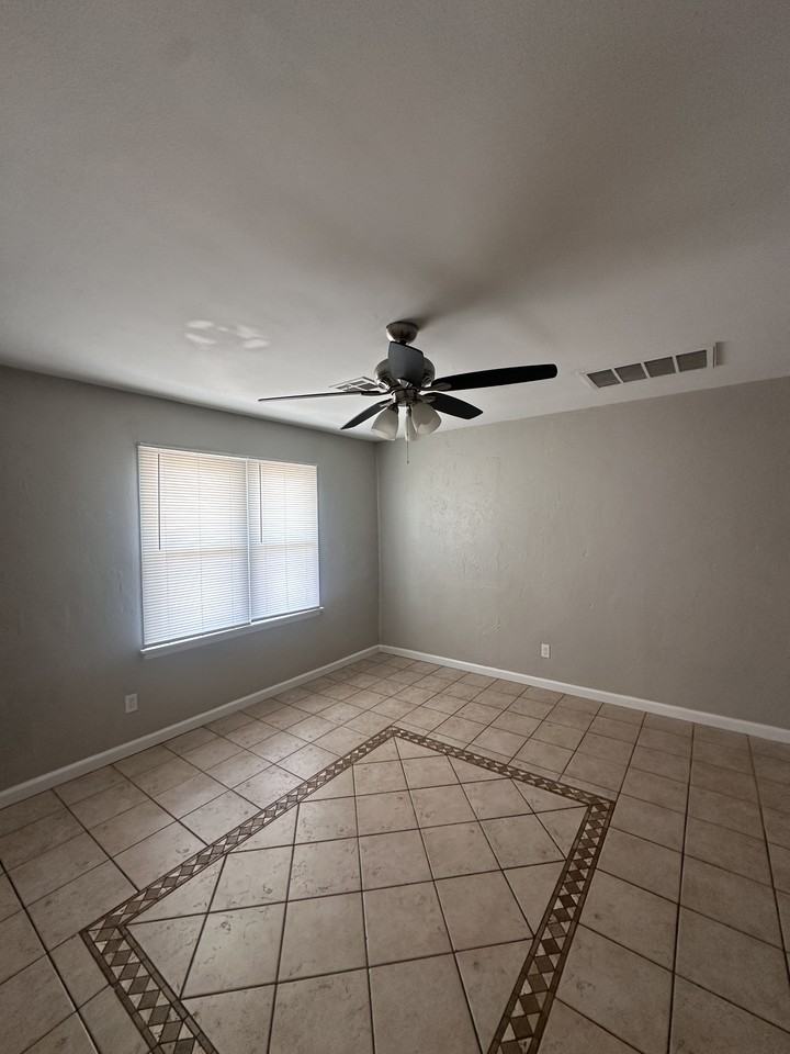 629 Ne 34th St - Photo 3 of 22