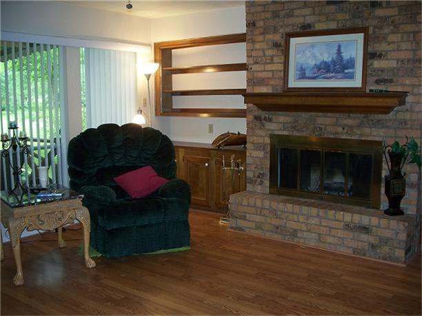 284 Colonial Ct - Photo 3 of 14
