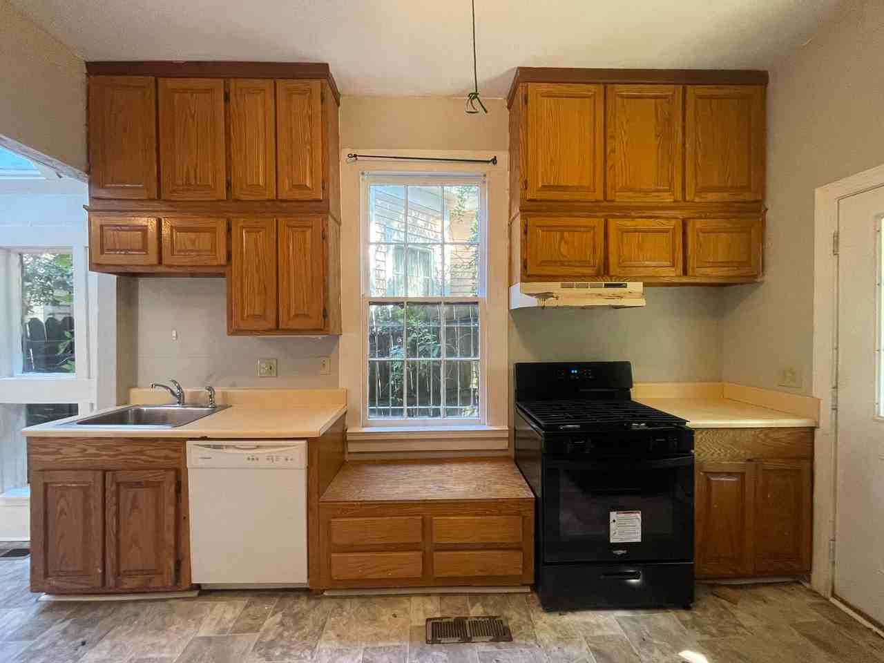 984 Magnolia St - Photo 4 of 18