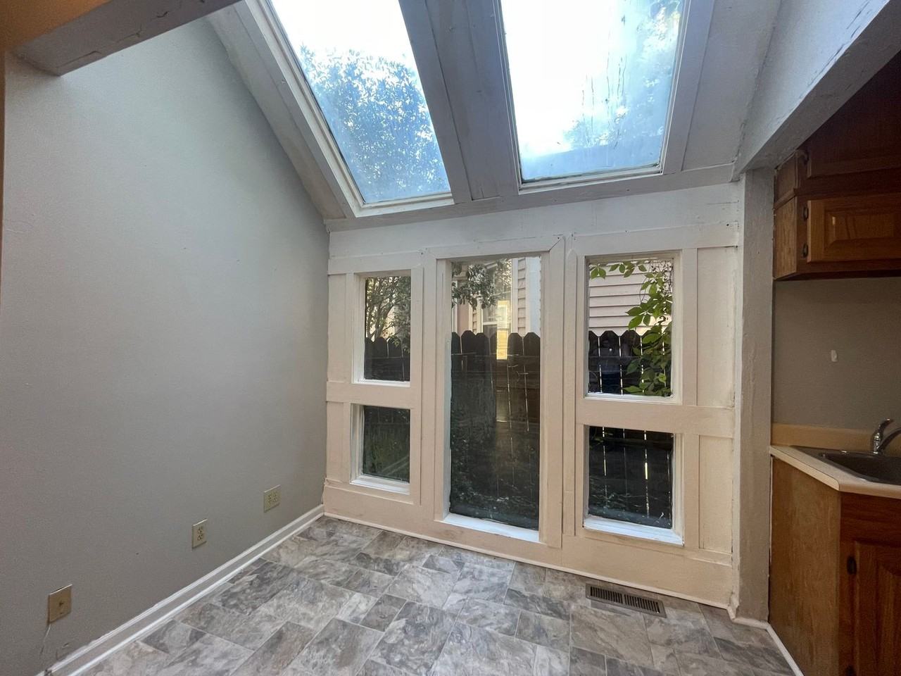 984 Magnolia St - Photo 7 of 18