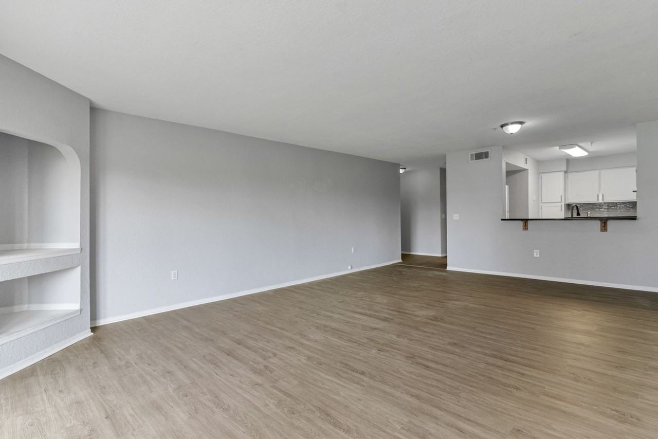 13929 Fairway Island Dr - Photo 6 of 15