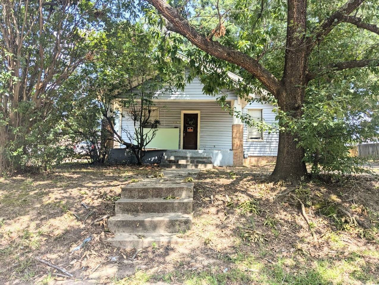 2202 Magnolia St - Photo 2 of 9