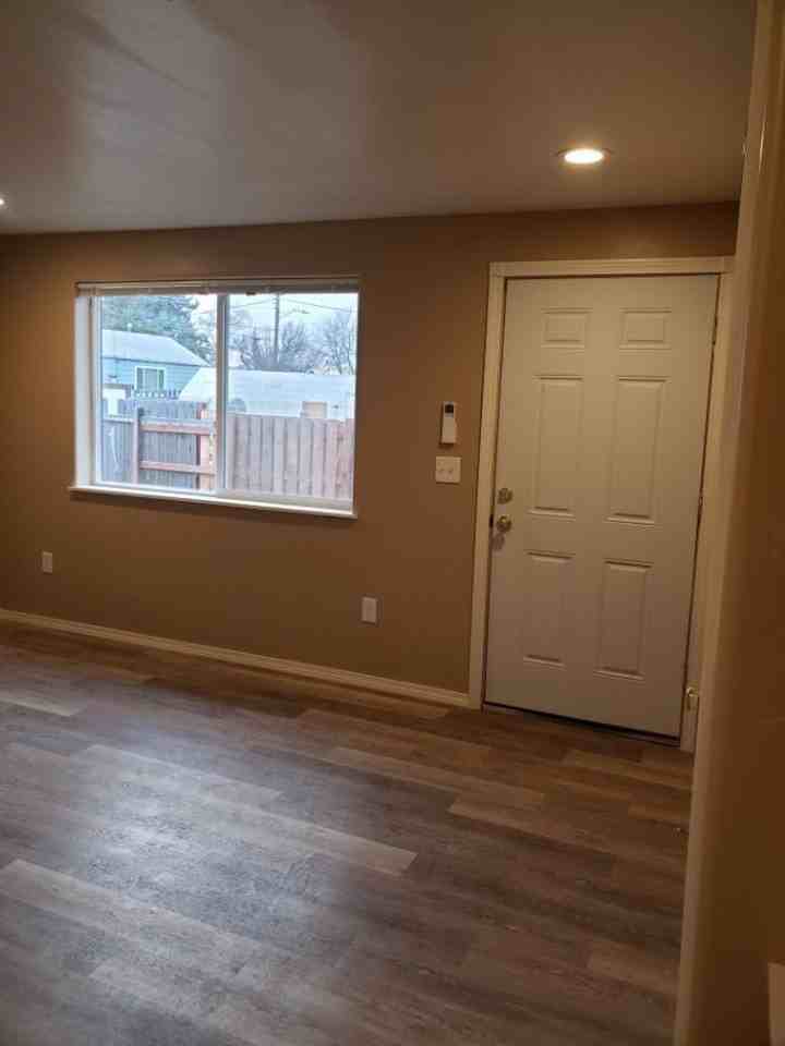515 Adams St - Photo 5 of 9