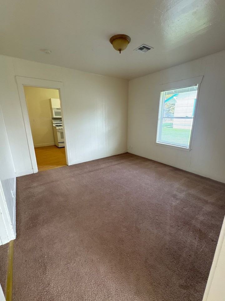225 Se 6th St - Photo 3 of 16