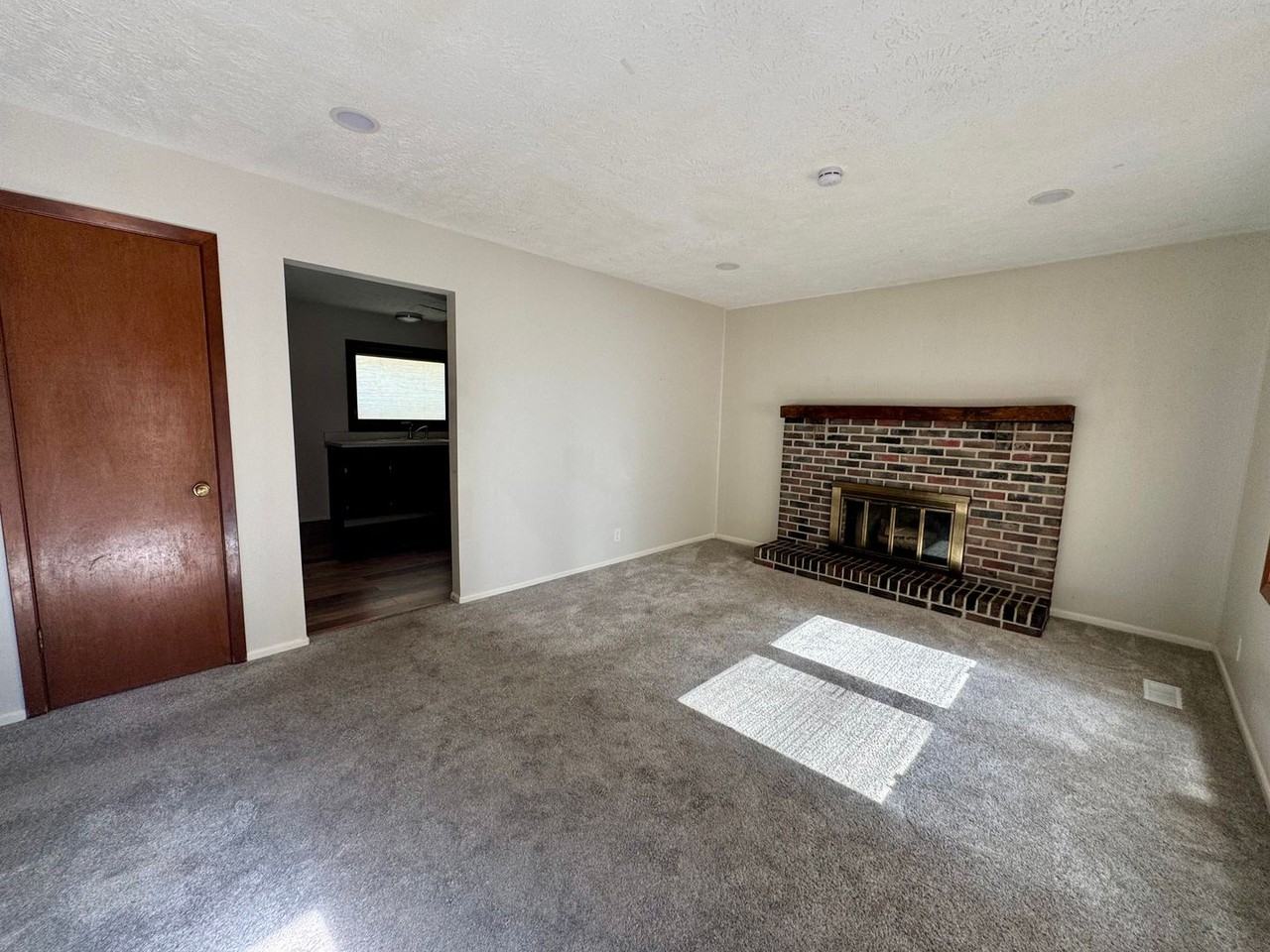 5500 Hillsdale Dr - Photo 2 of 15