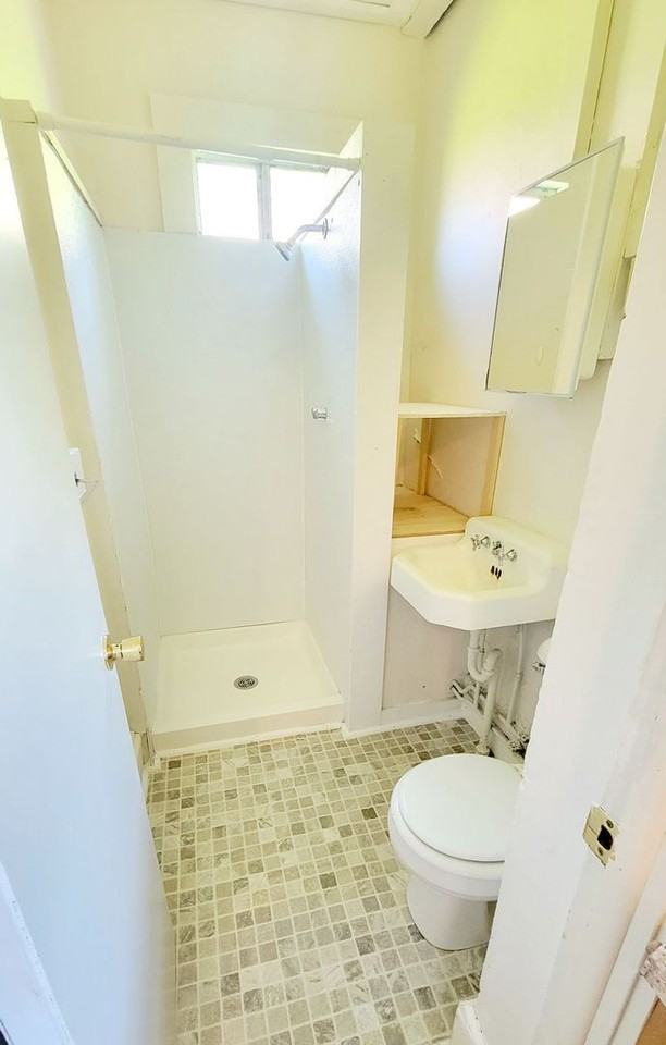 719/721/723 Naomi St - Photo 7 of 39