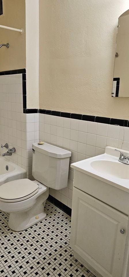 LAGARDE APARTMENTS - Photo 3 of 7