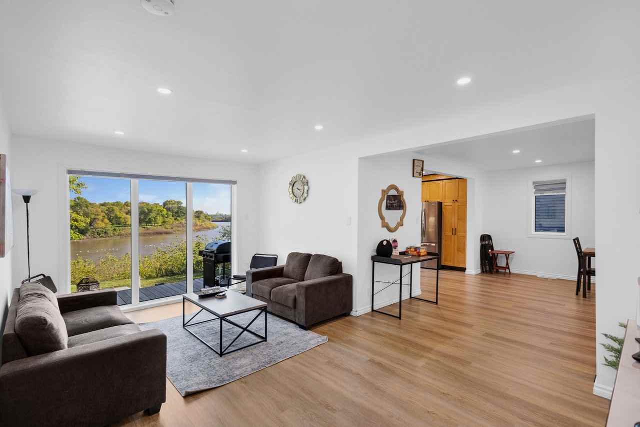 940 Riviera Cres - Photo 2 of 23