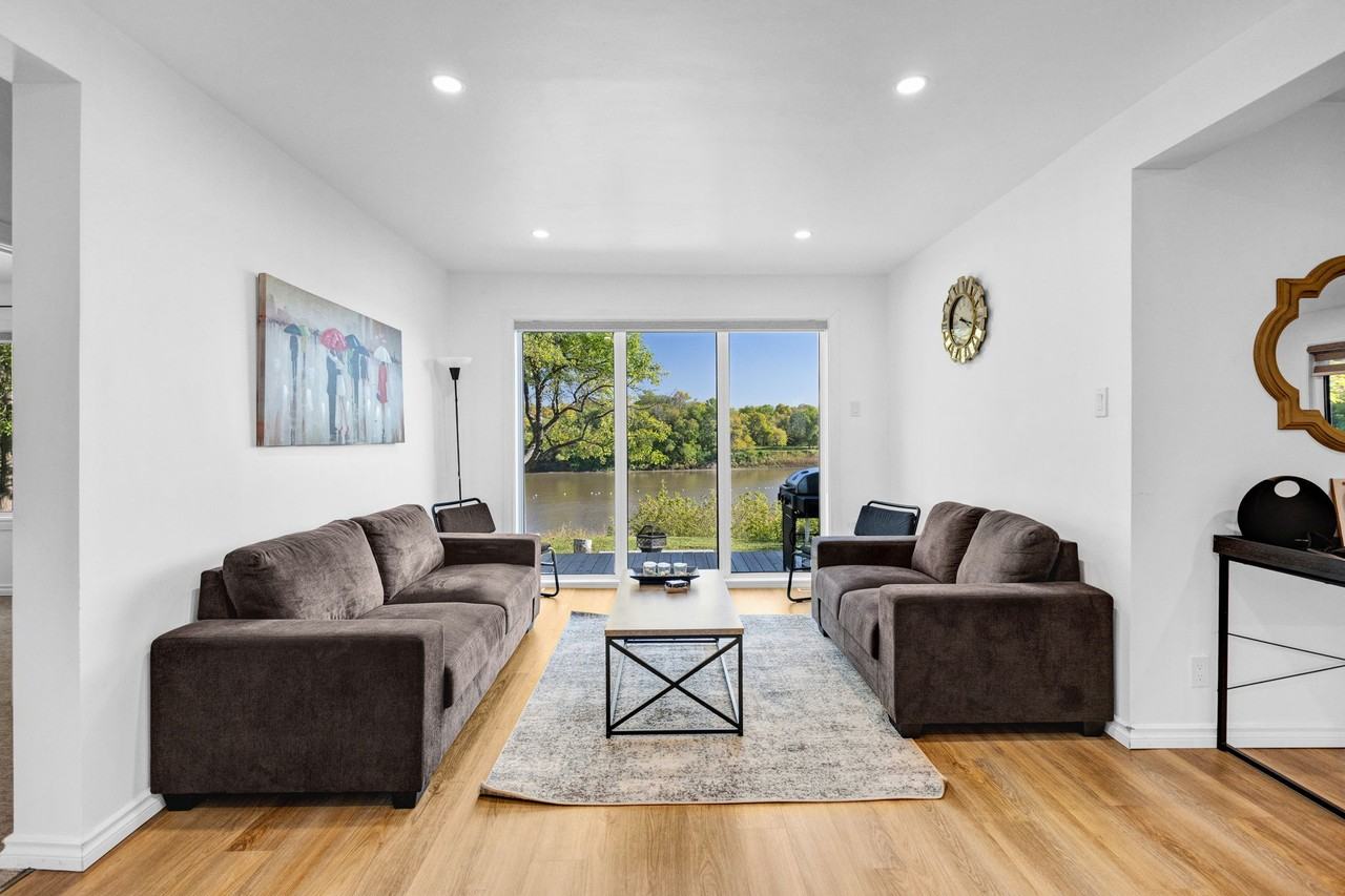 940 Riviera Cres - Photo 3 of 23