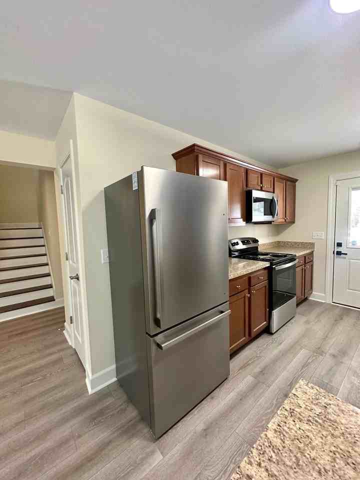 614 Addison Ave - Photo 6 of 33