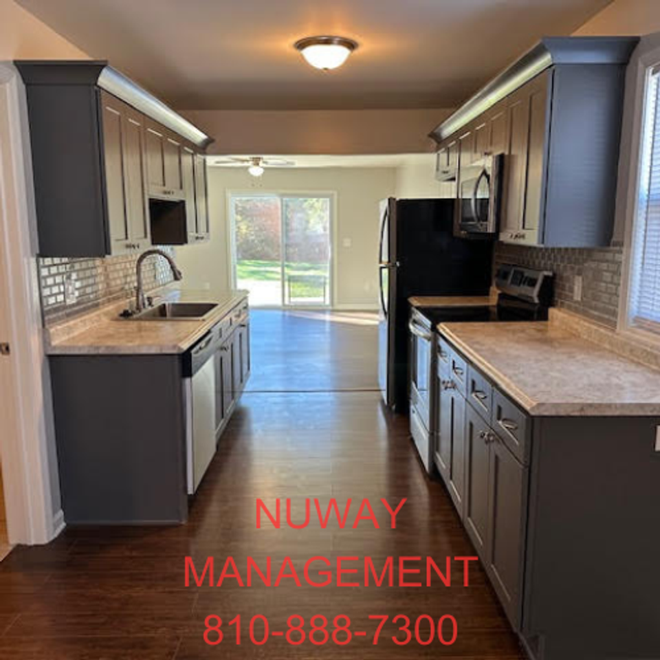 6092 Springdale Blvd - Photo 5 of 15