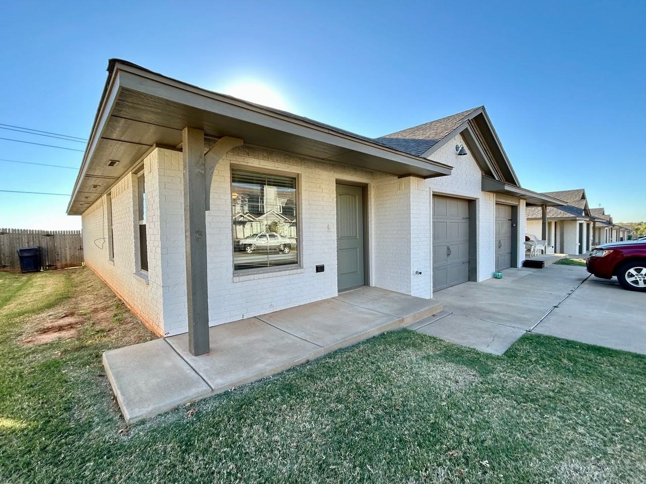 11508 N Lincoln Blvd - Photo 2 of 32