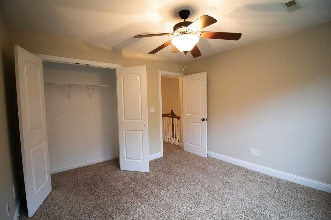 1343 Ambleside Dr - Photo 5 of 44