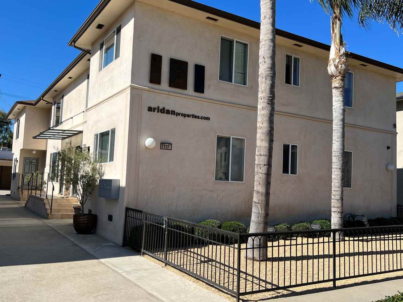 1117 South Cochran Avenue - Photo 2 of 26