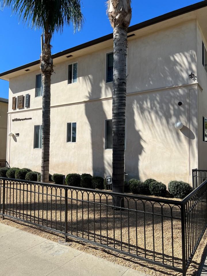 1117 South Cochran Avenue - Photo 4 of 26