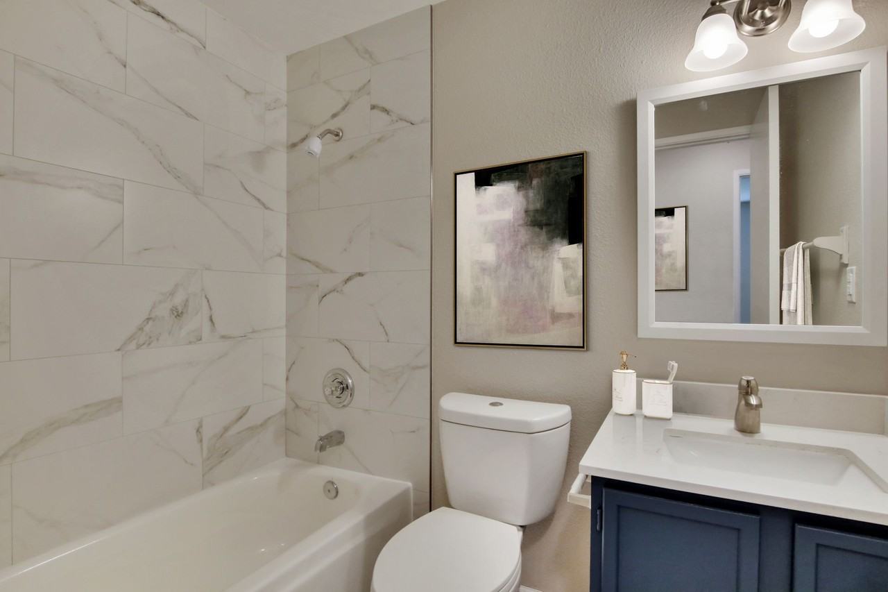 Landing on Lincoln - Photo 4 of 12