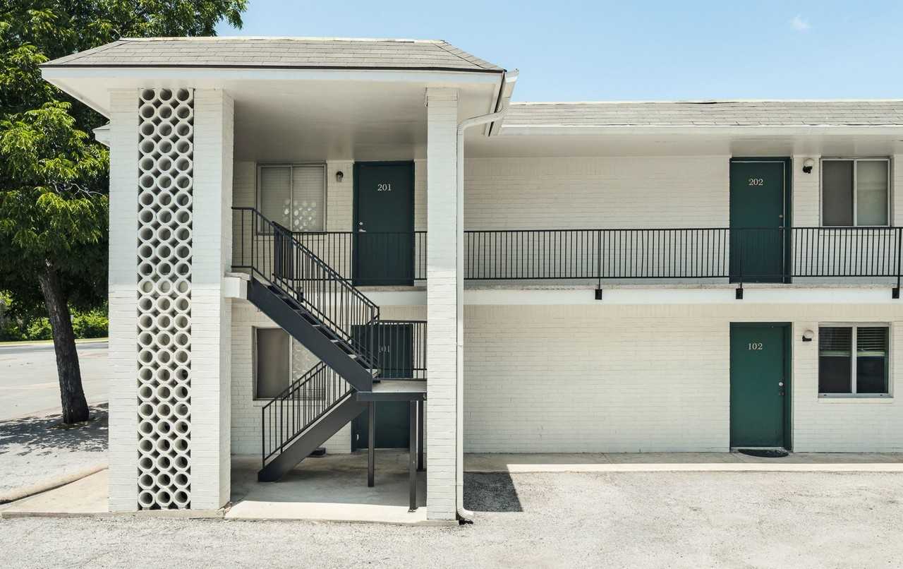 502/504 Elmwood Studios - Photo 4 of 50