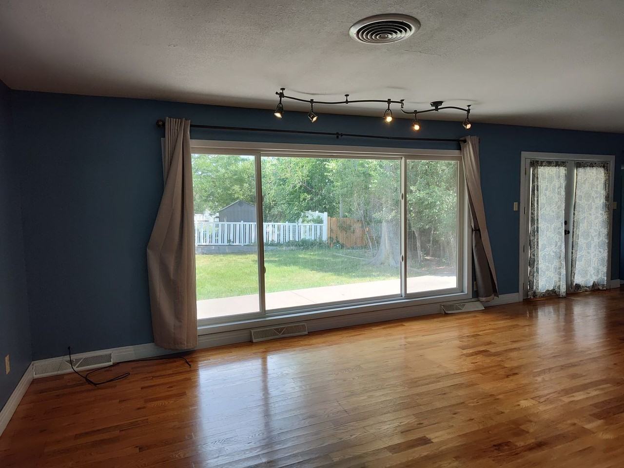 3010 Country Club Dr - Photo 3 of 25