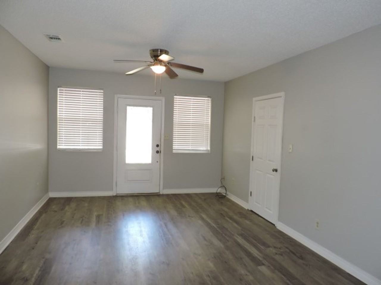 529 Ditmar St - Photo 3 of 19