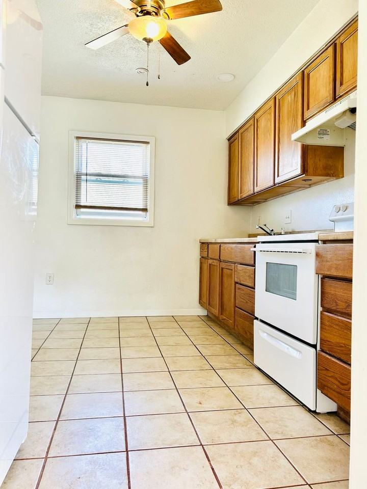 1111 N Eisenhower Dr - Photo 6 of 11