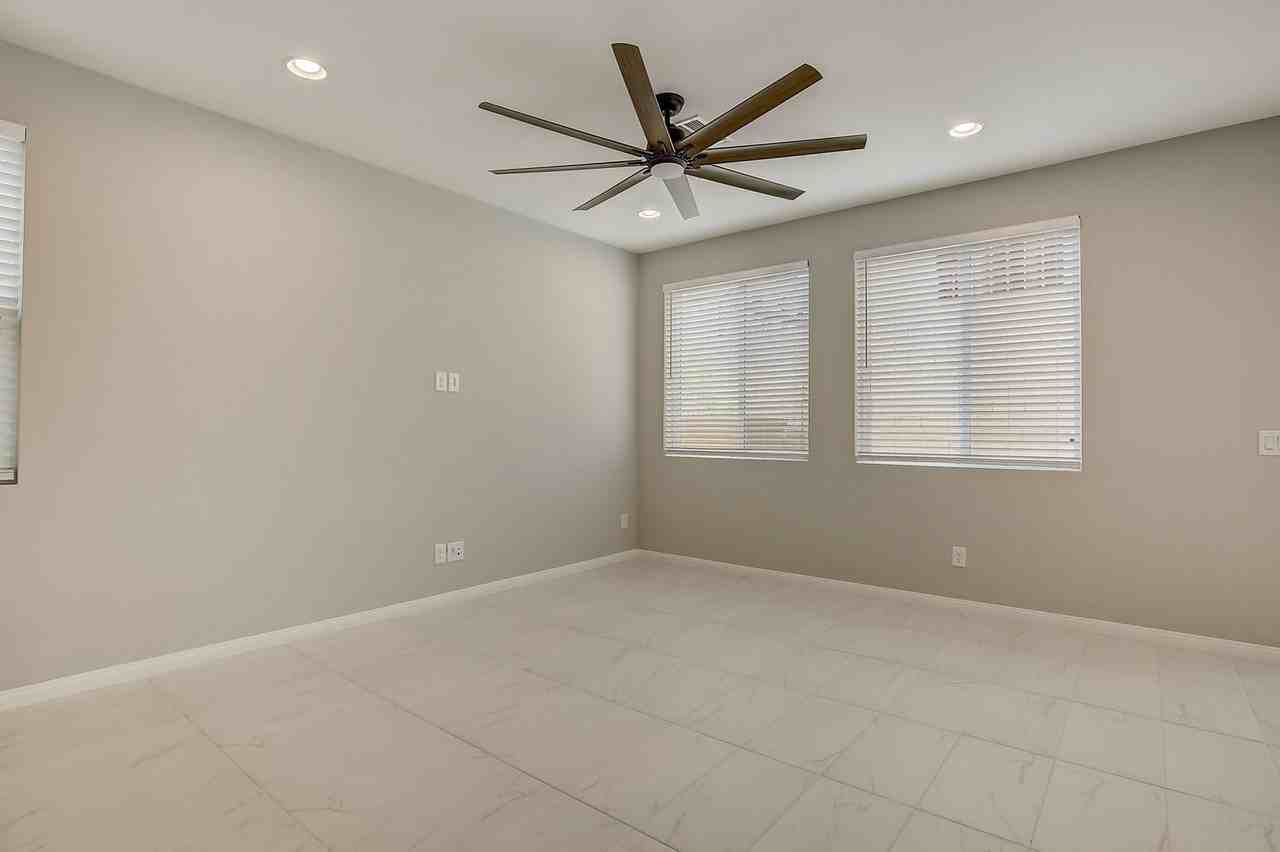 10643 Enridge Ave - Photo 4 of 50