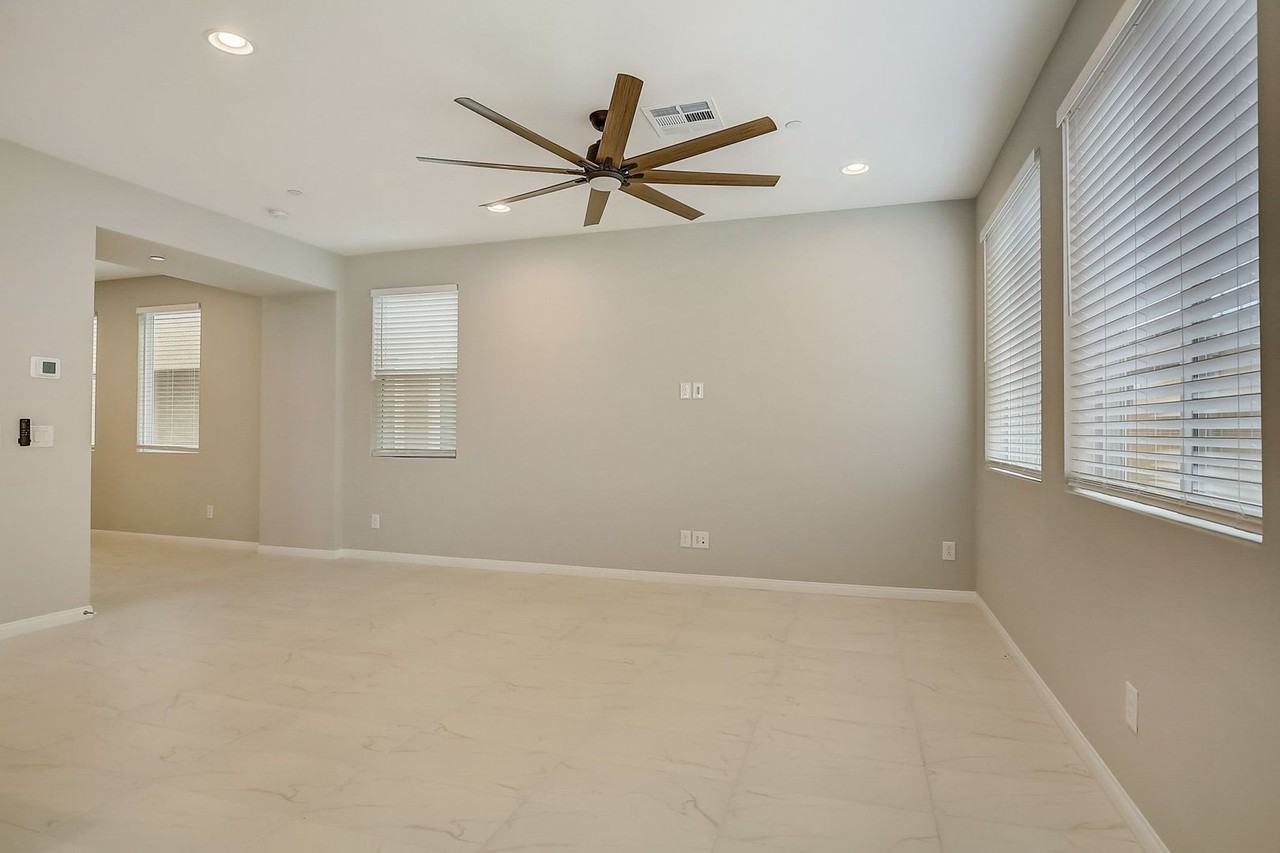 10643 Enridge Ave - Photo 5 of 50