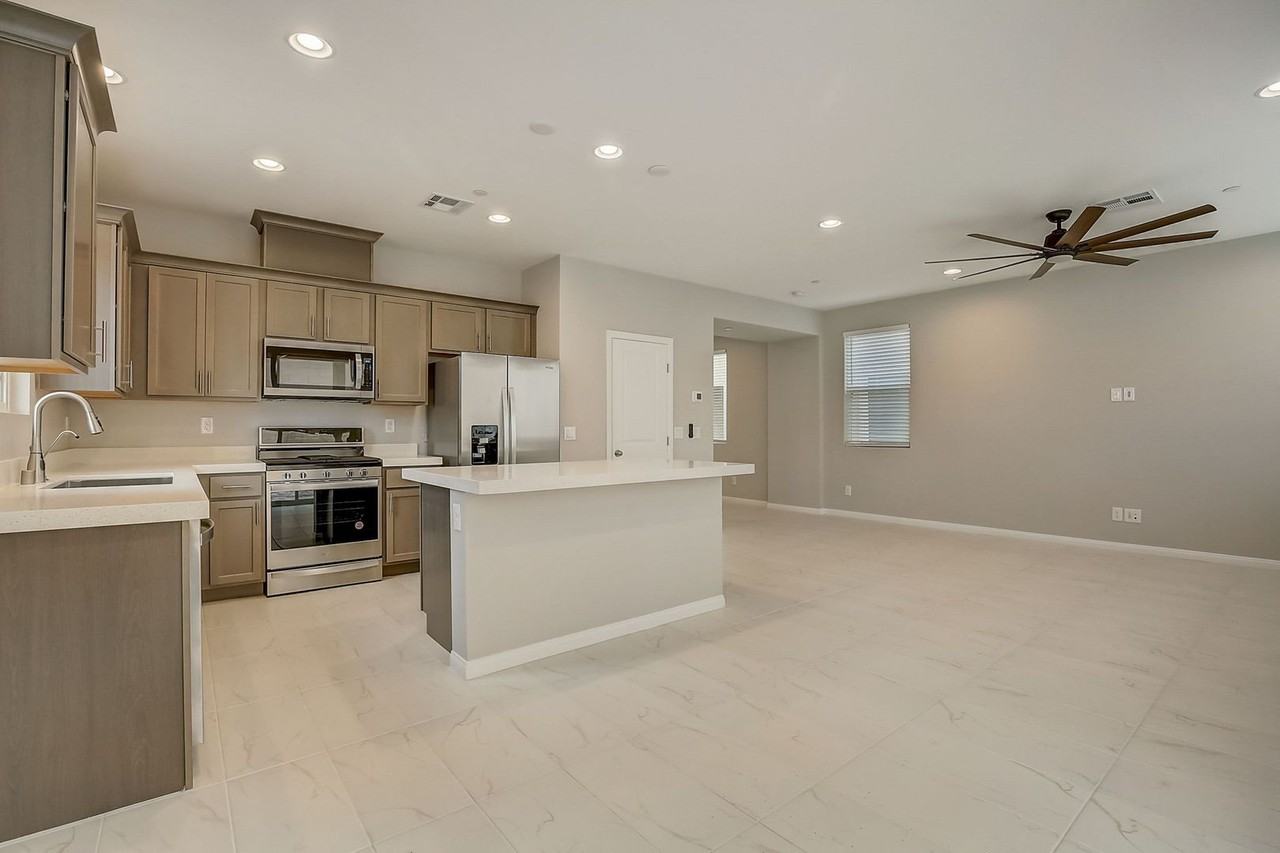 10643 Enridge Ave - Photo 6 of 50