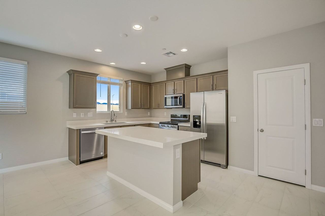 10643 Enridge Ave - Photo 7 of 50