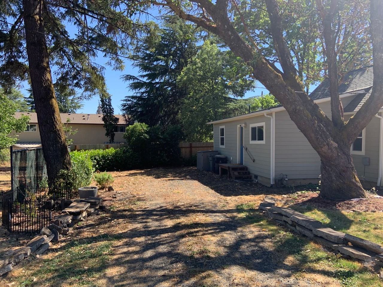 702 College St - Photo 2 of 18