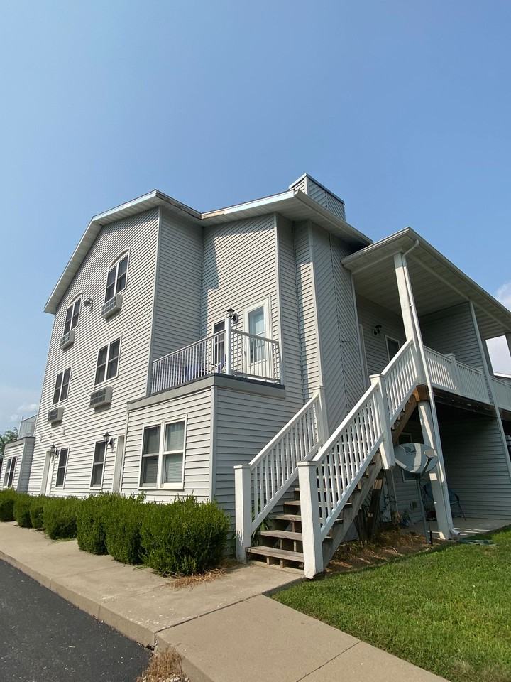 318 E Davis St - Photo 2 of 14