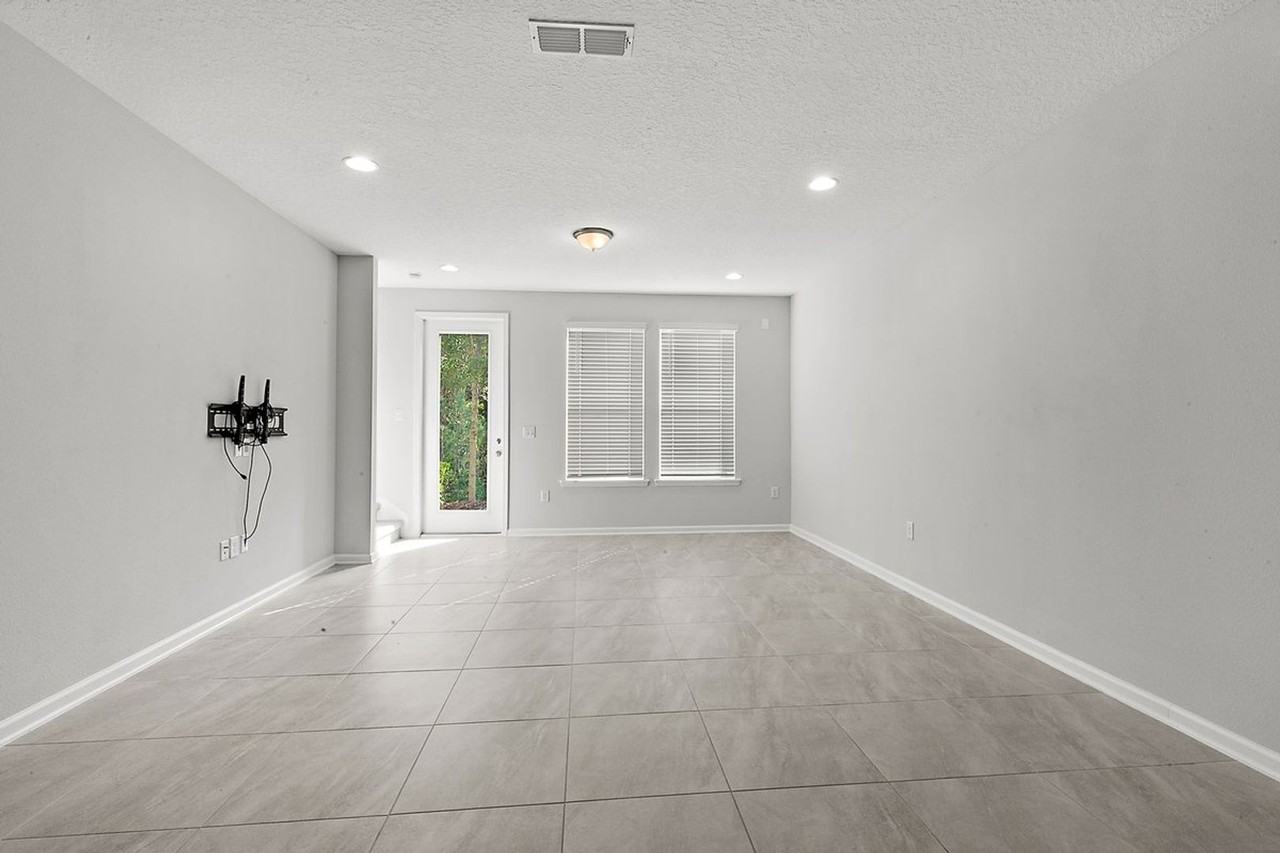 11210 Minnetta Ct - Photo 5 of 21