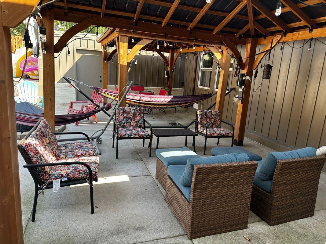 638 E Red Rd - Photo 2 of 17