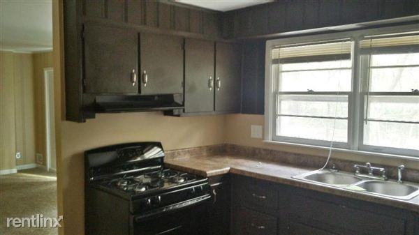 138 Wilson Ave - Photo 2 of 4