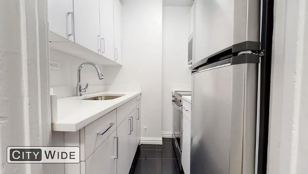 W 55th St #5E - Photo 3 of 8