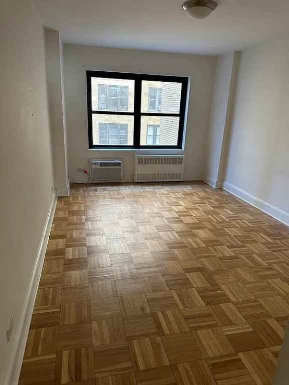 E 55th St #7C - Photo 3 of 9