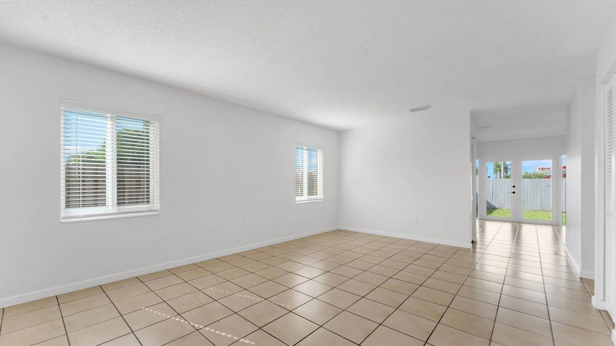 4208 Sw 136th Pl - Photo 2 of 10