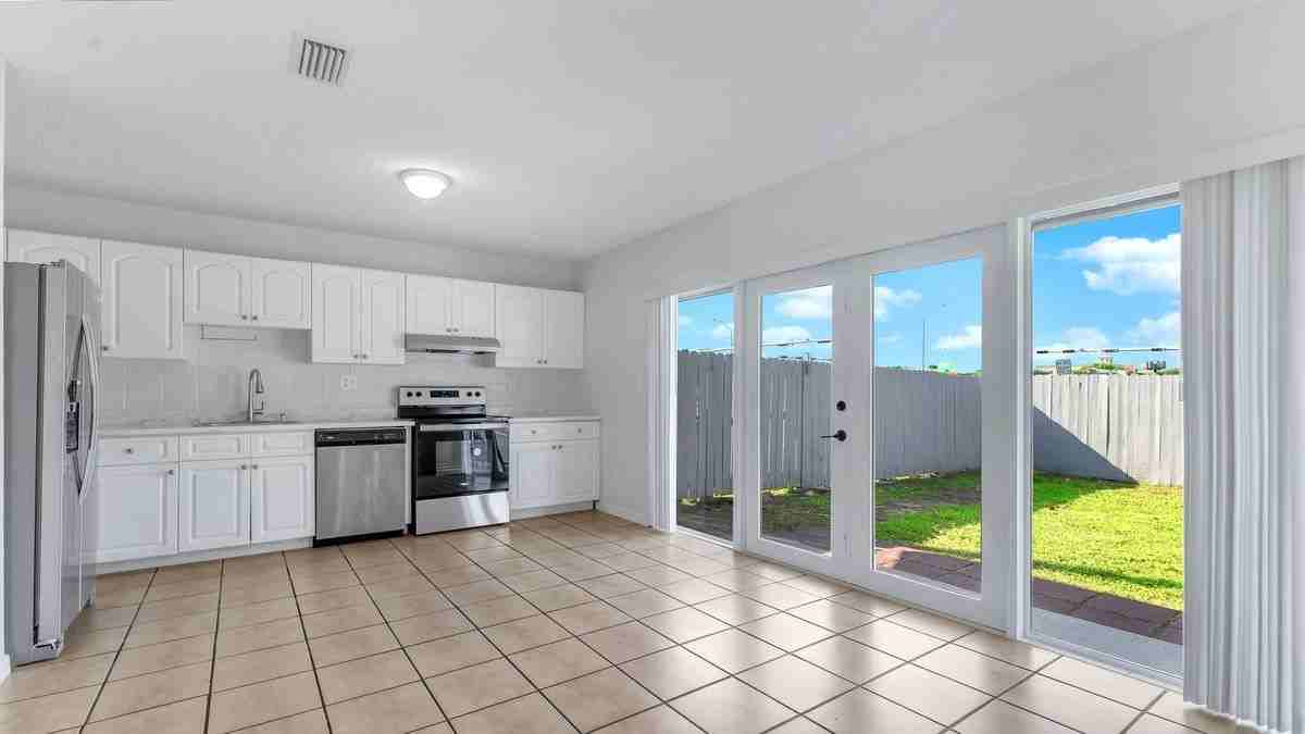 4208 Sw 136th Pl - Photo 3 of 10