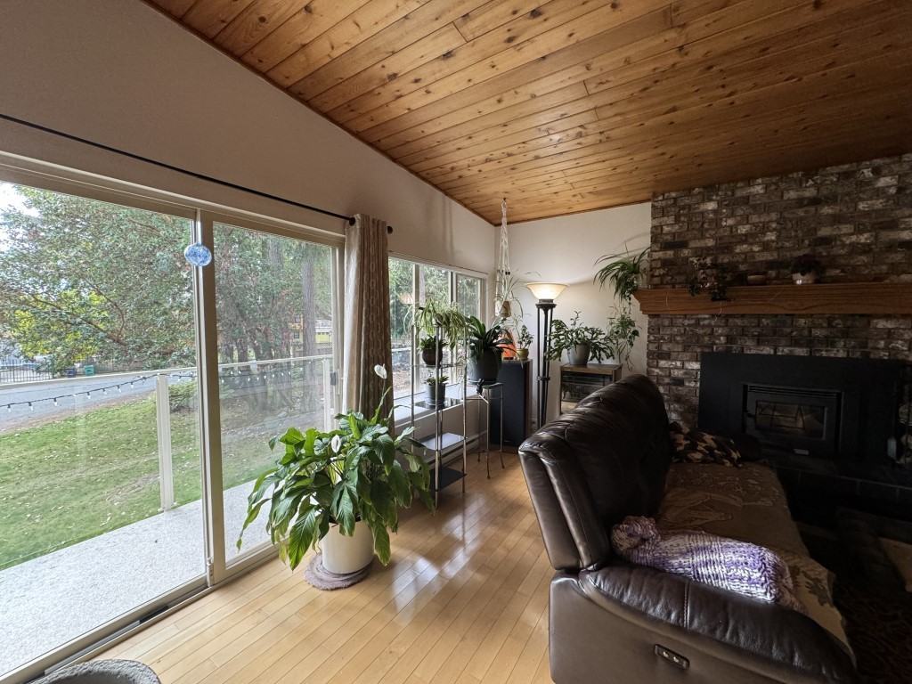 143 Mckinnon Pl Uppr - Photo 3 of 11