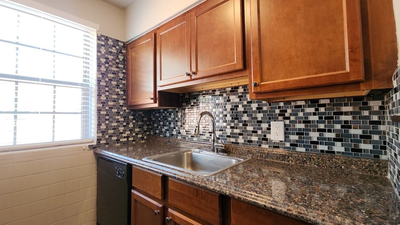 5112 Jamieson - Photo 2 of 14