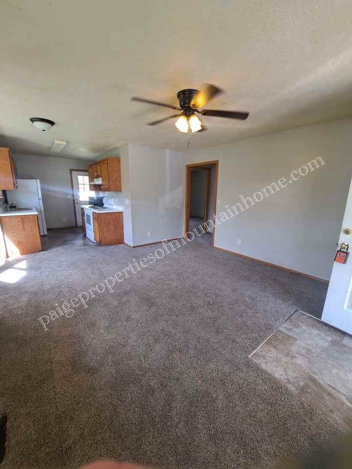 402 S 3rd St - Photo 2 of 11