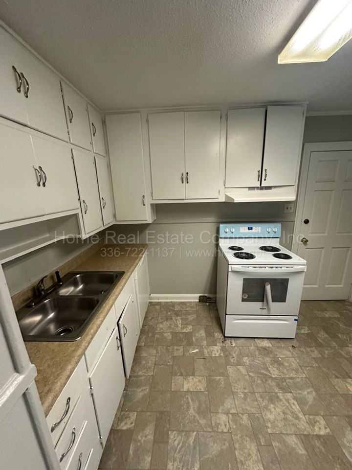 161 Edgewood Cir - Photo 2 of 6