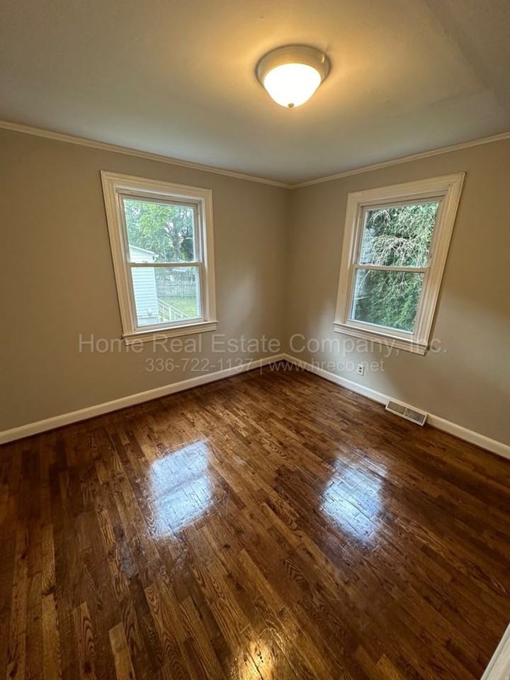 161 Edgewood Cir - Photo 3 of 6