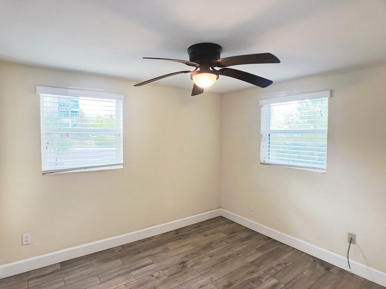 911 Sw 5th Ave - Photo 4 of 11