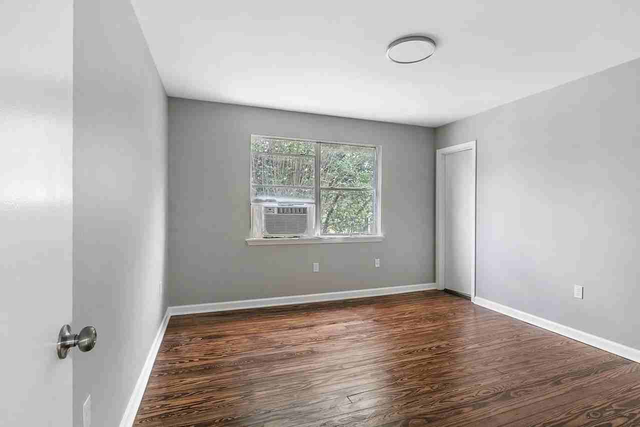 1709 1709 - 1711 St. Andrew Street - 1709 #1D - Photo 4 of 9