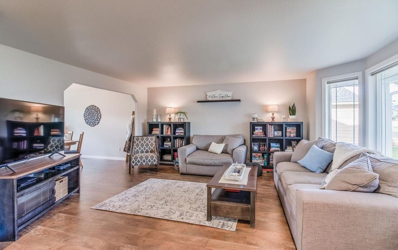 108 N Galena St - Photo 4 of 11